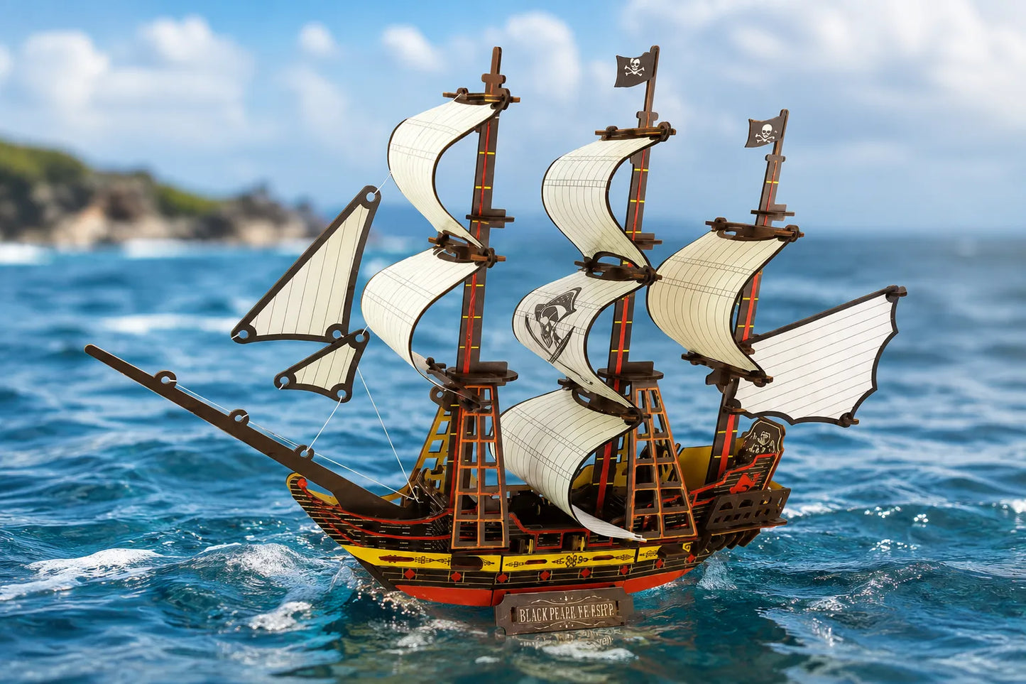 Maquette en bois - Bateau pirate voiles blanches
