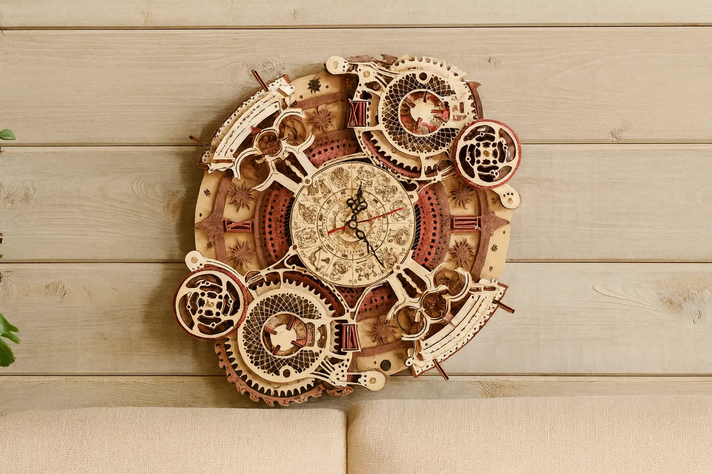 Maquette en bois dâune grande horloge murale accrochĂ©e sur un mur en bois clair au-dessus dâun canapĂ©.