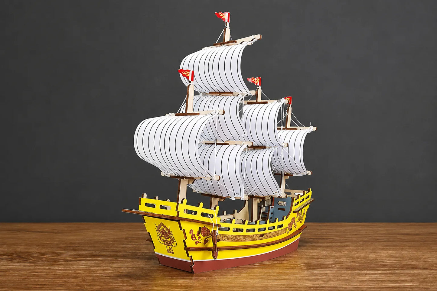 Maquette en bois - Bateau à voiles jaune