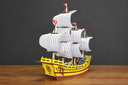 Maquette en bois - Bateau à voiles jaune