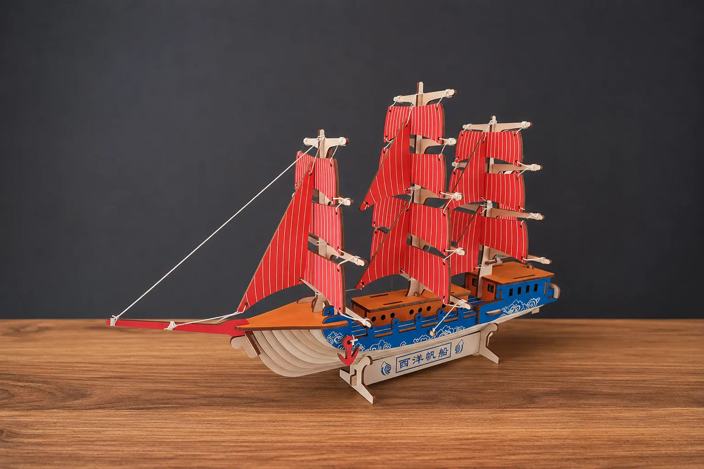 Maquette en bois - Bateau à voiles rouge