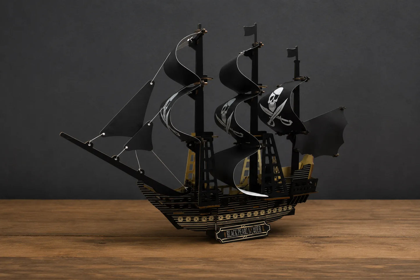 Maquette en bois - Bateau de pirate aux voiles noires