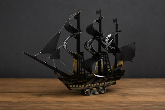 Maquette en bois - Bateau de pirate aux voiles noires