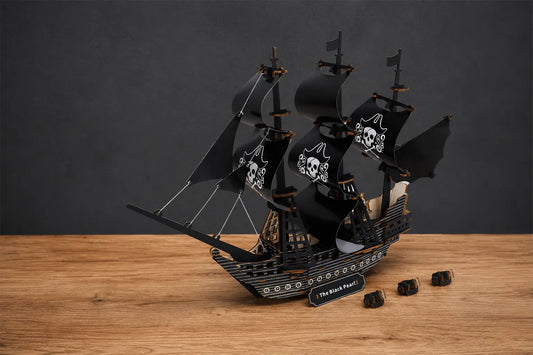Maquette en bois - Bateau de pirate voiles noires