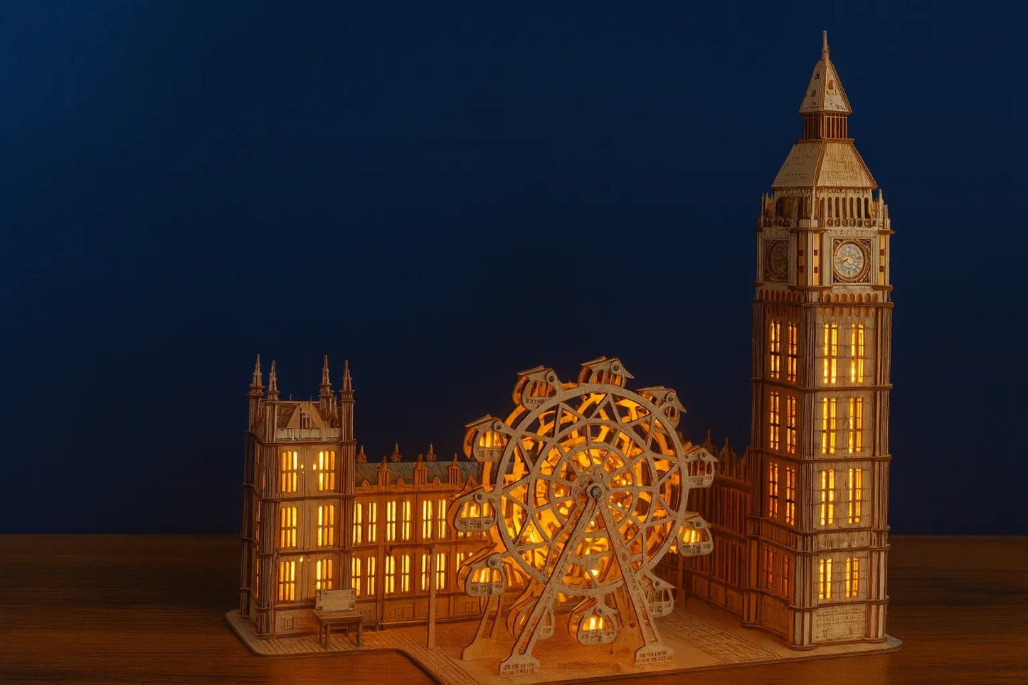 Maquette en bois illuminée de Big Ben, du Palais de Westminster et d’une grande roue, posée sur une table en bois devant un fond bleu.
