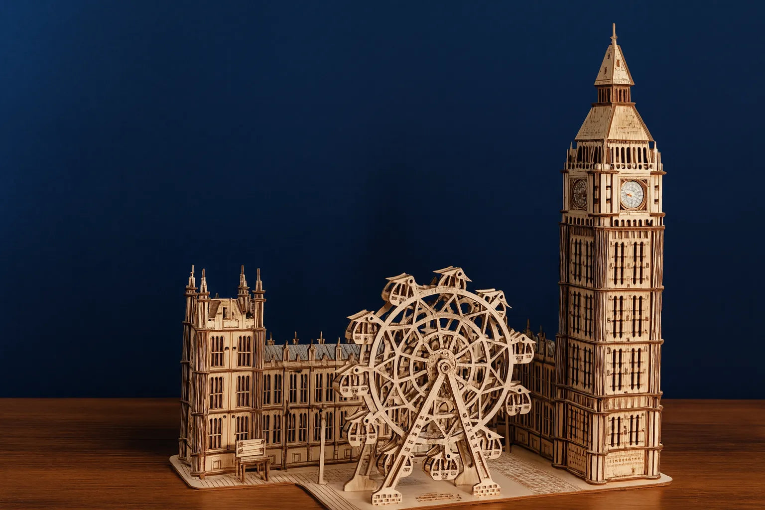 Maquette en bois représentant Big Ben, le Palais de Westminster et une grande roue, posée sur une table en bois devant un fond bleu.