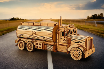 Maquette en bois d’un camion-citerne américain, finement gravée et posée sur une route de campagne au coucher du soleil.