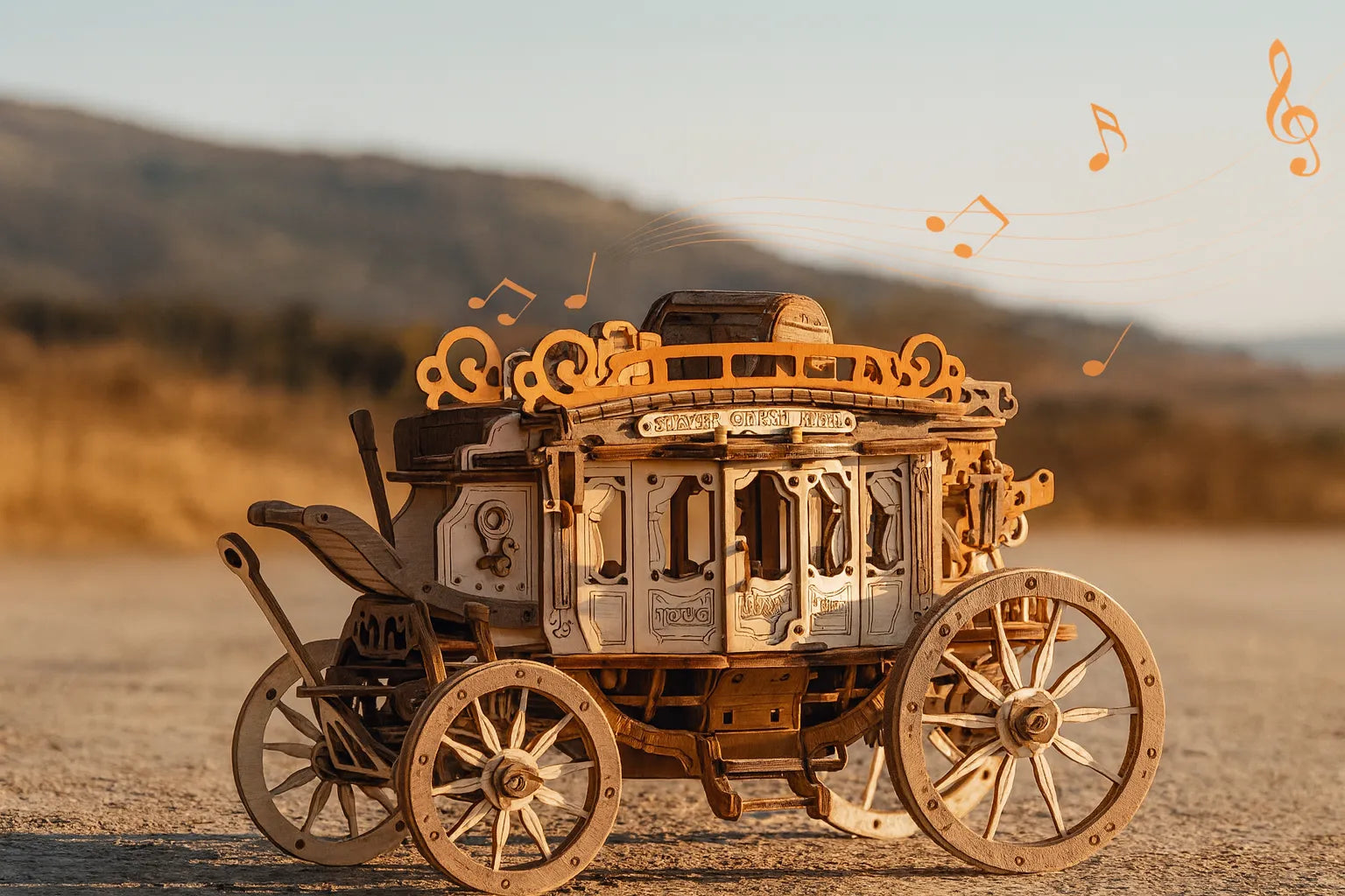 Maquette en bois d’un carrosse musical richement décoré, avec des notes de musique flottant autour, posée sur un chemin ensoleillé de campagne.