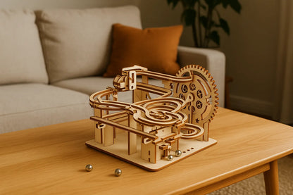 Maquette en bois d’un circuit de billes, combinant pistes sinueuses et entonnoirs à billes en acier, posée sur une table au centre d’un salon chaleureux.