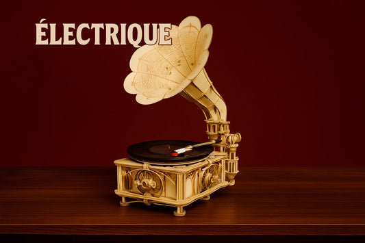 Maquette en bois d'un gramophone posée sur une table en bois devant un fond rouge avec le mot ÉLECTRIQUE écrit en haut à gauche.