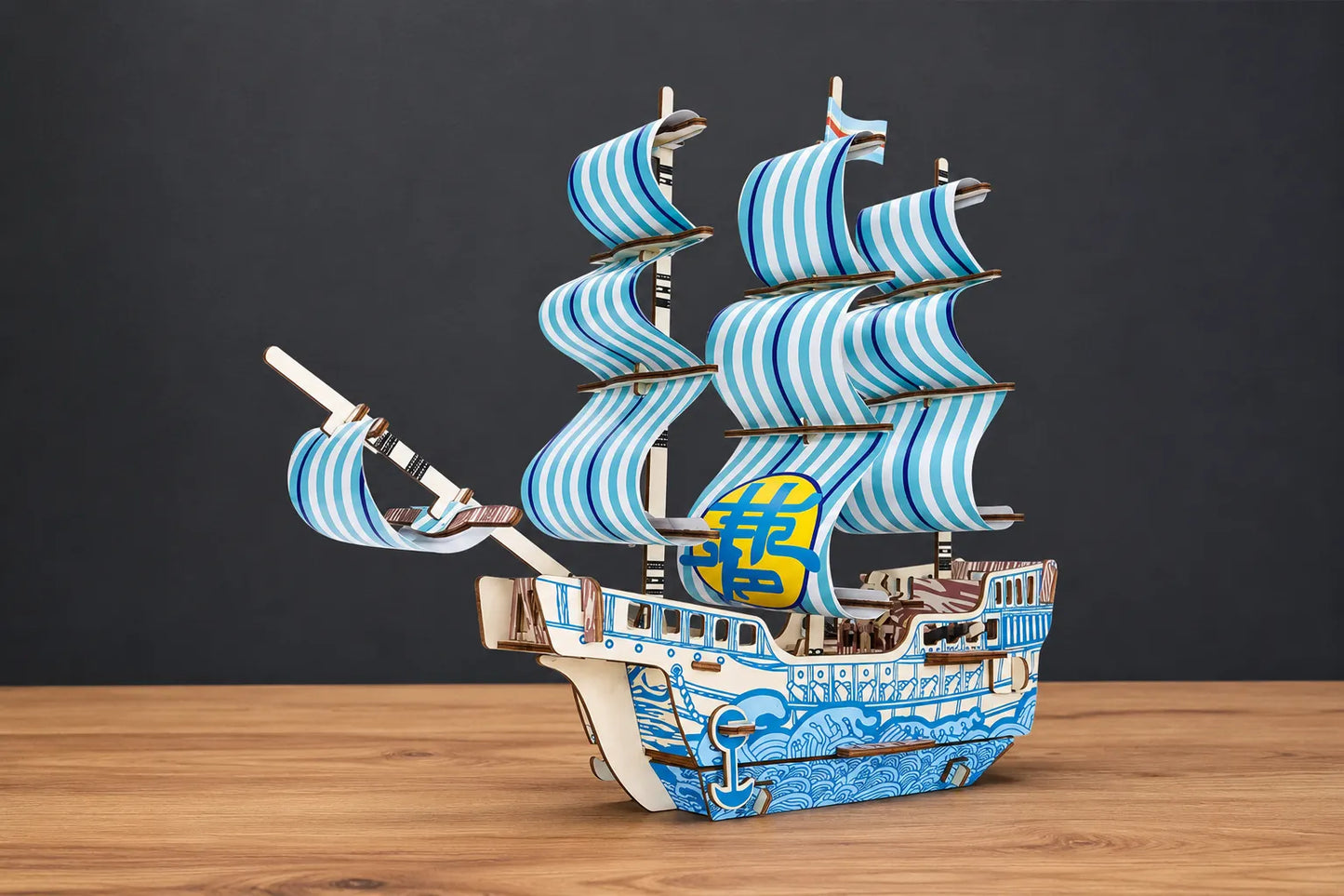 Maquette en bois - Grand bateau à voiles bleu