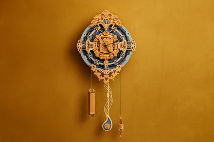 Maquette en bois d’une horloge murale bleue suspendue devant un fond jaune uni.