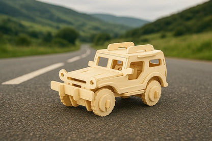 Maquette en bois d’une jeep tout-terrain beige, posée sur une route de campagne entourée de collines verdoyantes.