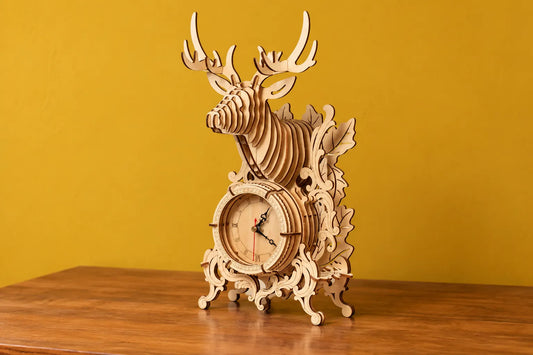 Maquette en bois - L’horloge au cerf majestueux
