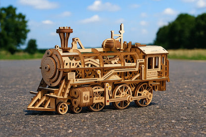 Maquette en bois d’une locomotive classique détaillée posée sur une route avec un ciel bleu.