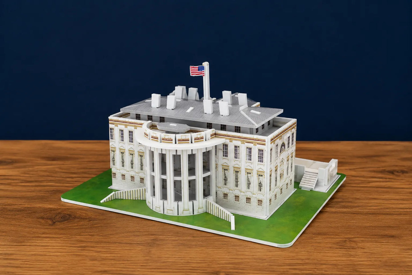 Maquette en bois - Maison Blanche colorée