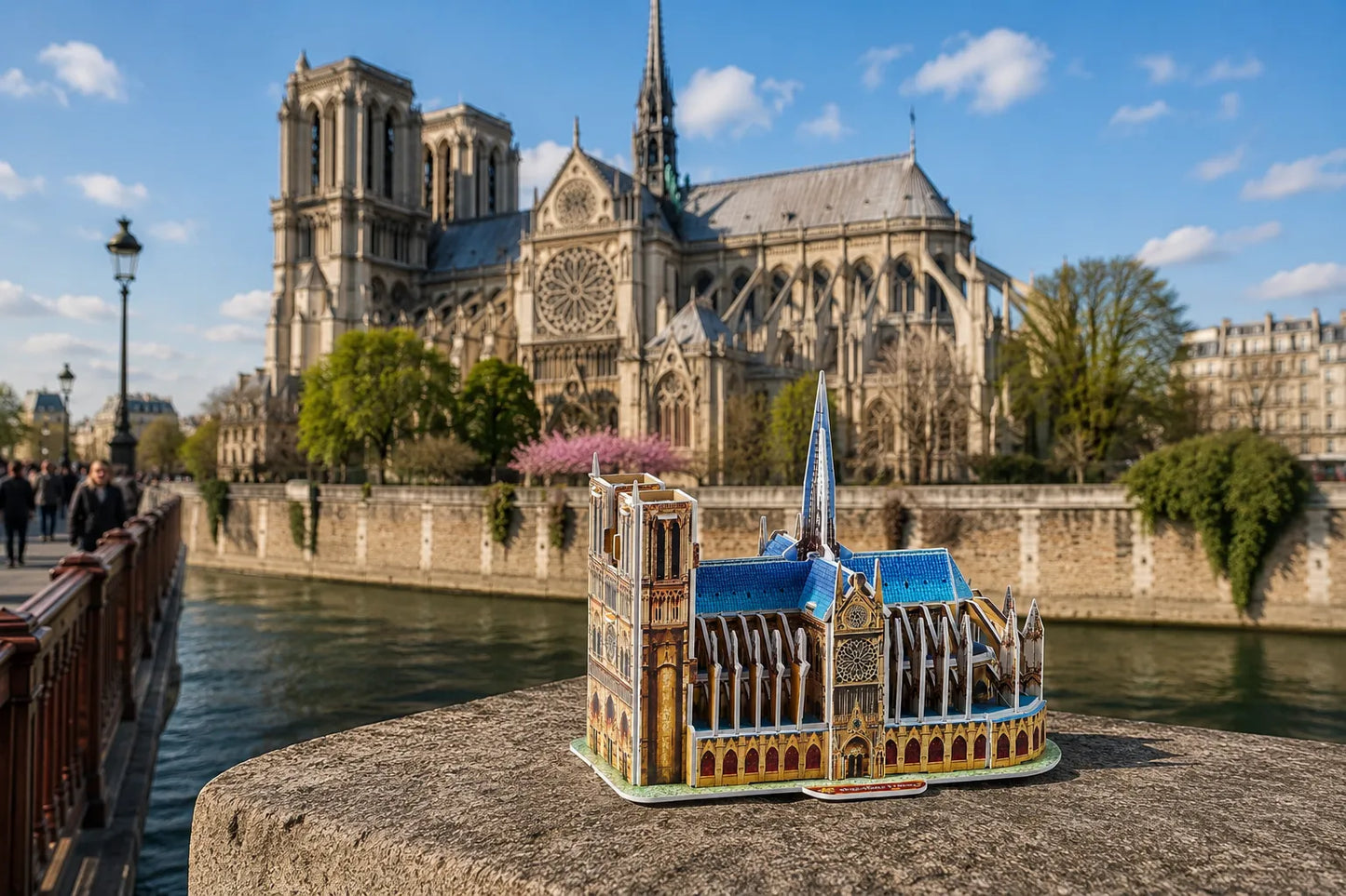 Maquette en bois - Notre Dame de Paris colorée