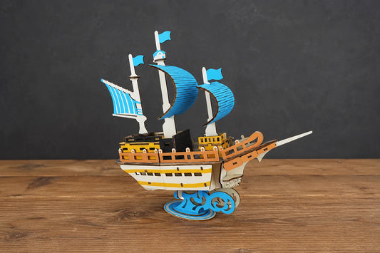 Maquette en bois - Petit bateau à voiles bleu