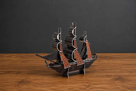 Maquette en bois - Petit bateau pirate noir