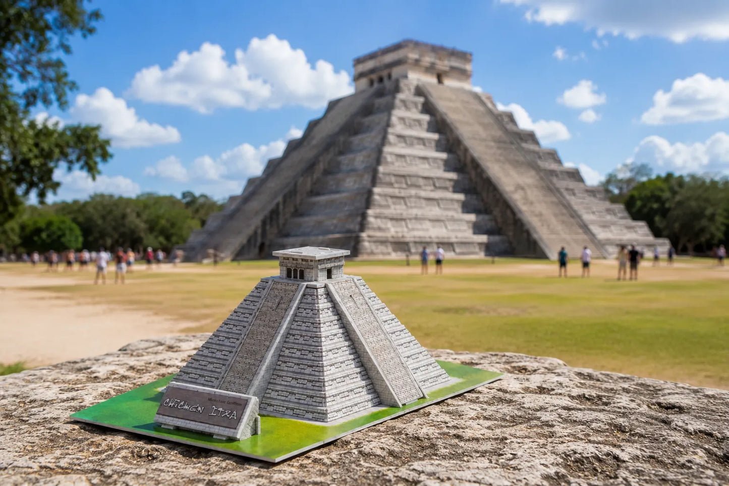 Maquette en bois - Pyramide de Maya colorée