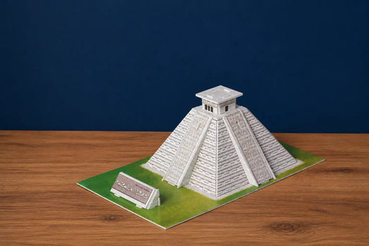 Maquette en bois - Pyramide de Maya colorée
