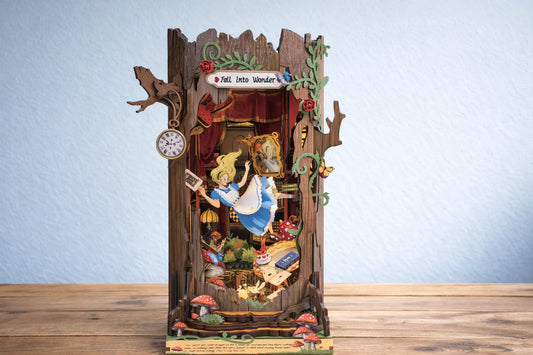 Maquette en bois - Serre-livres, chute au pays des merveilles