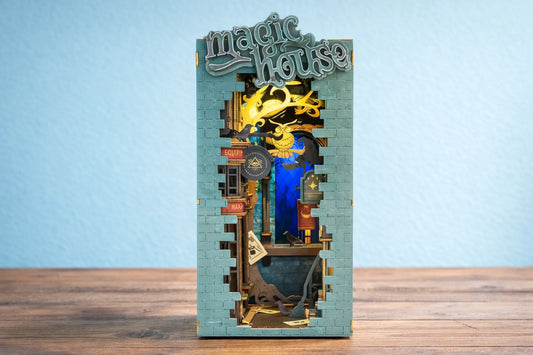 Maquette en bois - Serre-livres, maison de la voyance