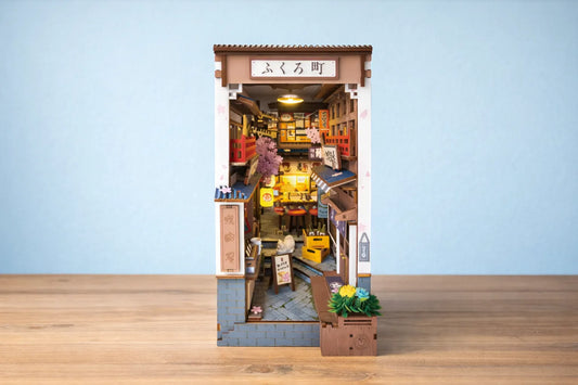 Maquette en bois - Serre-livres, rue de restaurants