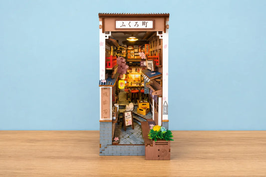 Maquette en bois - Serre-livres, rue de restaurants