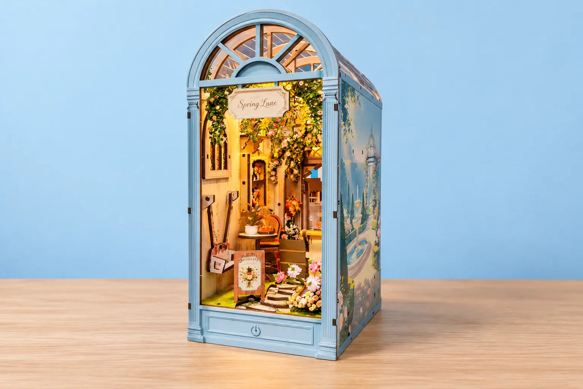 Maquette en bois - Serre-livres, ruelle printanière