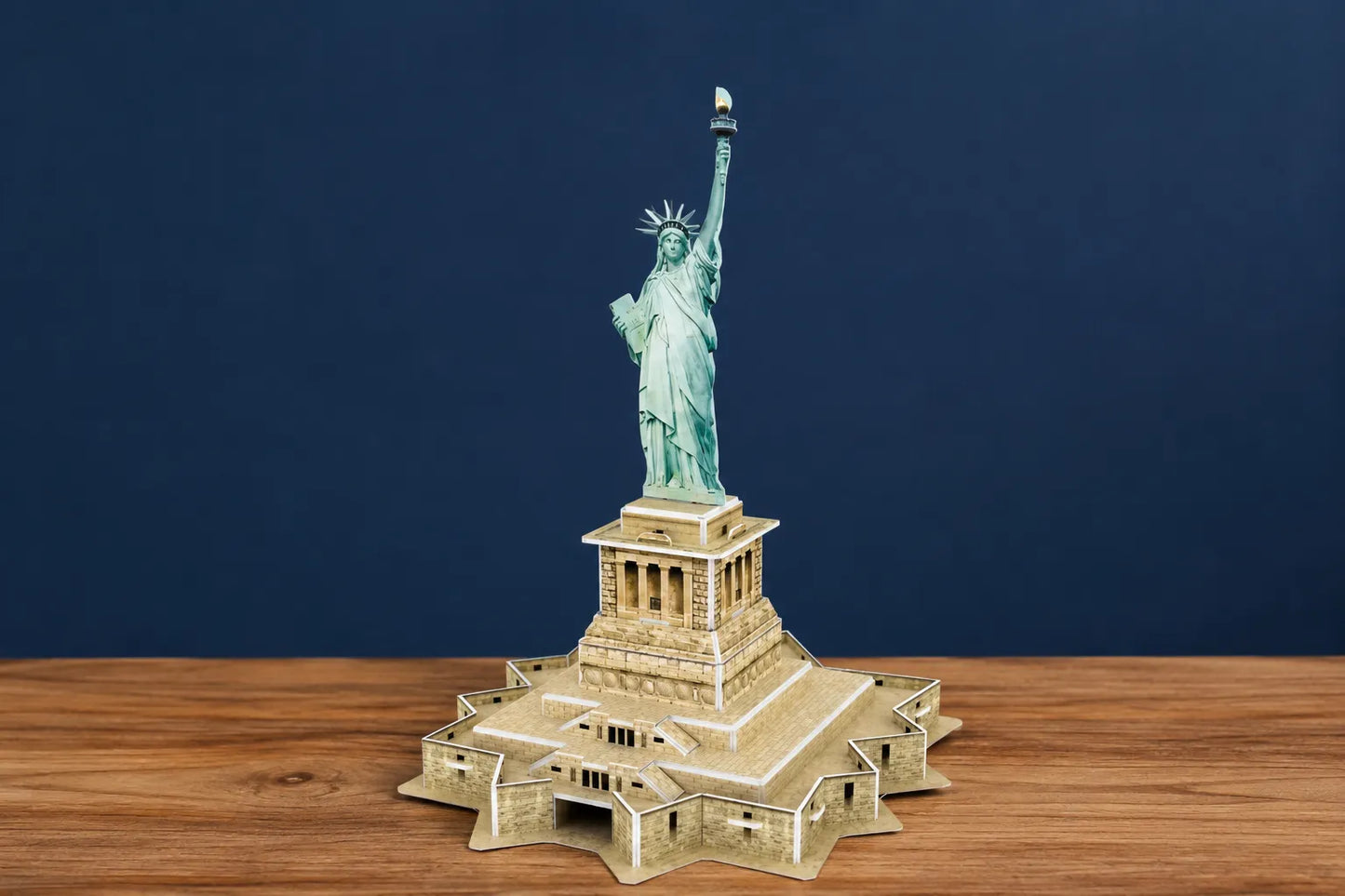 Maquette en bois - Statue de la Liberté colorée