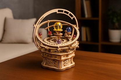 Maquette en bois du système solaire avec sphères en cristal coloré posée sur une table en bois dans un salon.