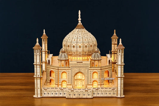 Maquette en bois illuminée du Taj Mahal, posée sur une table en bois devant un fond bleu foncé.