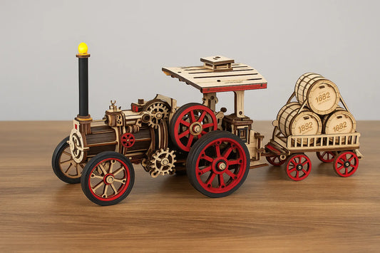 Maquette en bois d’un tracteur à vapeur décoré de roues rouges et dorées, tirant une remorque avec des tonneaux marqués 1882, placée sur une table en bois devant un mur gris clair.