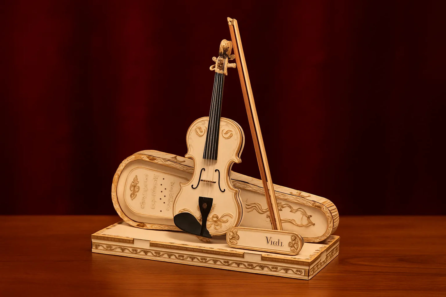 Maquette en bois d’un violon miniature posé sur sa housse ouverte, riche en détails gravés, sur fond rouge velours.